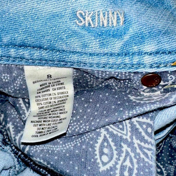 American Eagle • Destroyed Light Wash Skinny Jeans • Size 8 - Picture 3 of 8